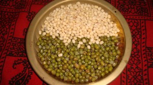 Green gram and Black gram, with skin peeled off