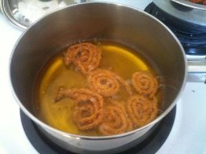 frying murukku